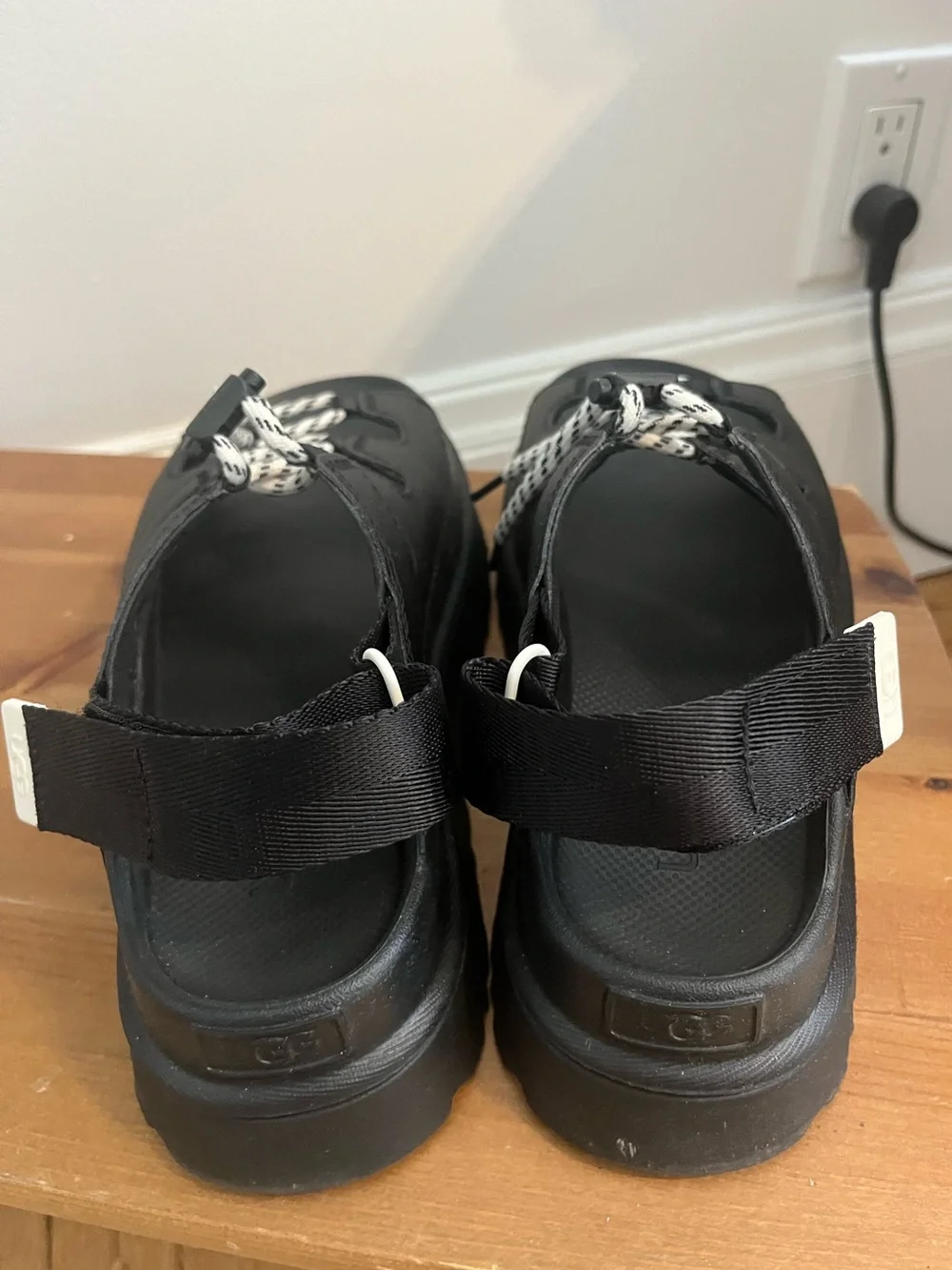 UGG Golden Glow Black Platform Lace-Up Sandal - Women Sz 8